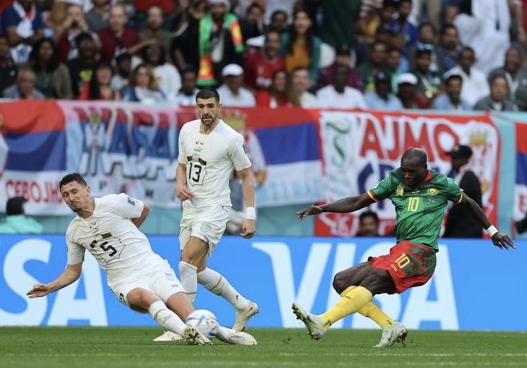 “أبو بكر” ينقذ الكاميرون من الخسارة أمام صربيا في مباراة مثيرة