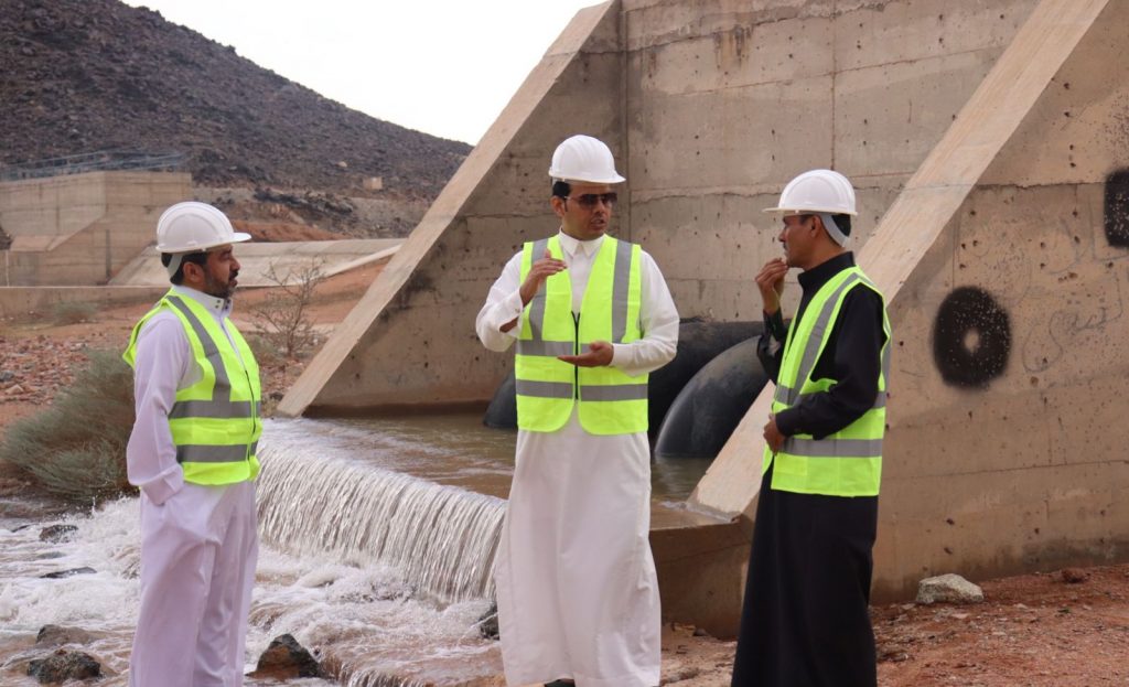 مدير البيئة والمياه بحائل يتفقد السدود .